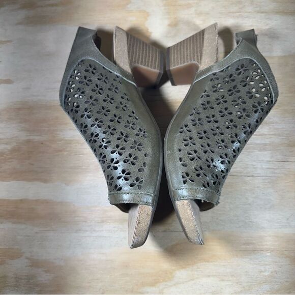 Josef Seibel Quinn 02 Women Josef Seibel Olive Green Sandals Women’s Size 8.5